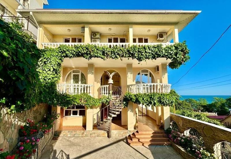 Высокий замок, Гостевой дом. Бассейн Чёрное море