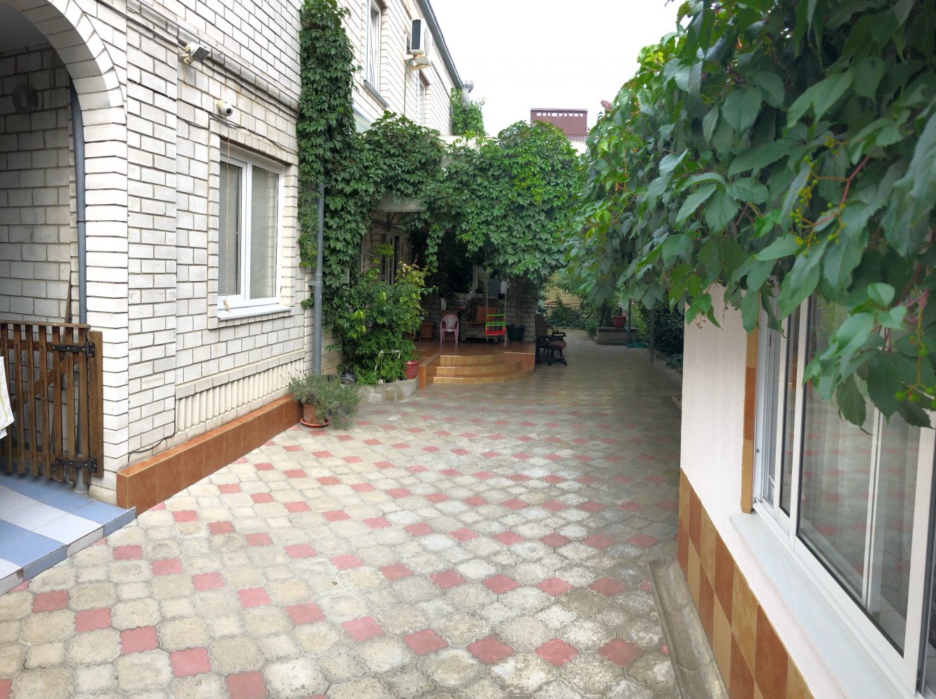 На изумрудной, гостевой дом Чёрное море