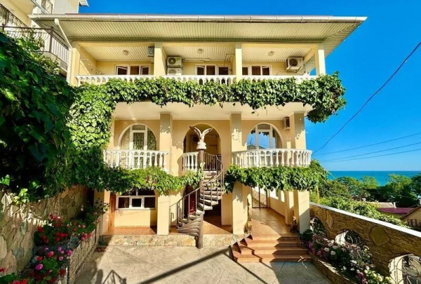 Высокий замок, Гостевой дом. Бассейн