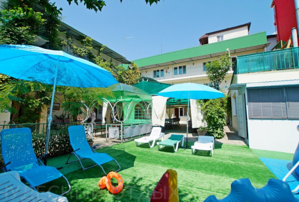 Анастасия Роз, Гостевой дом