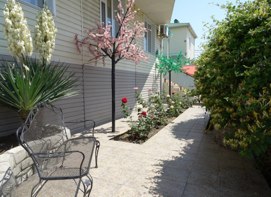 ТРИ БОГАТЫРЯ, ГОСТЕВОЙ ДОМ  Пос.  Витязево 2