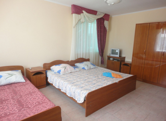 ТРИ БОГАТЫРЯ, ГОСТЕВОЙ ДОМ  Пос.  Витязево 2