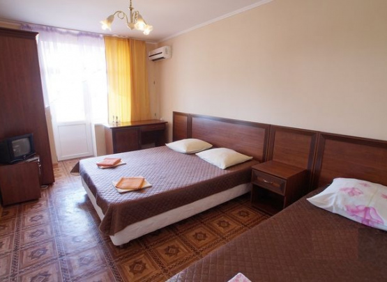 ТРИ БОГАТЫРЯ, ГОСТЕВОЙ ДОМ  Пос.  Витязево 2